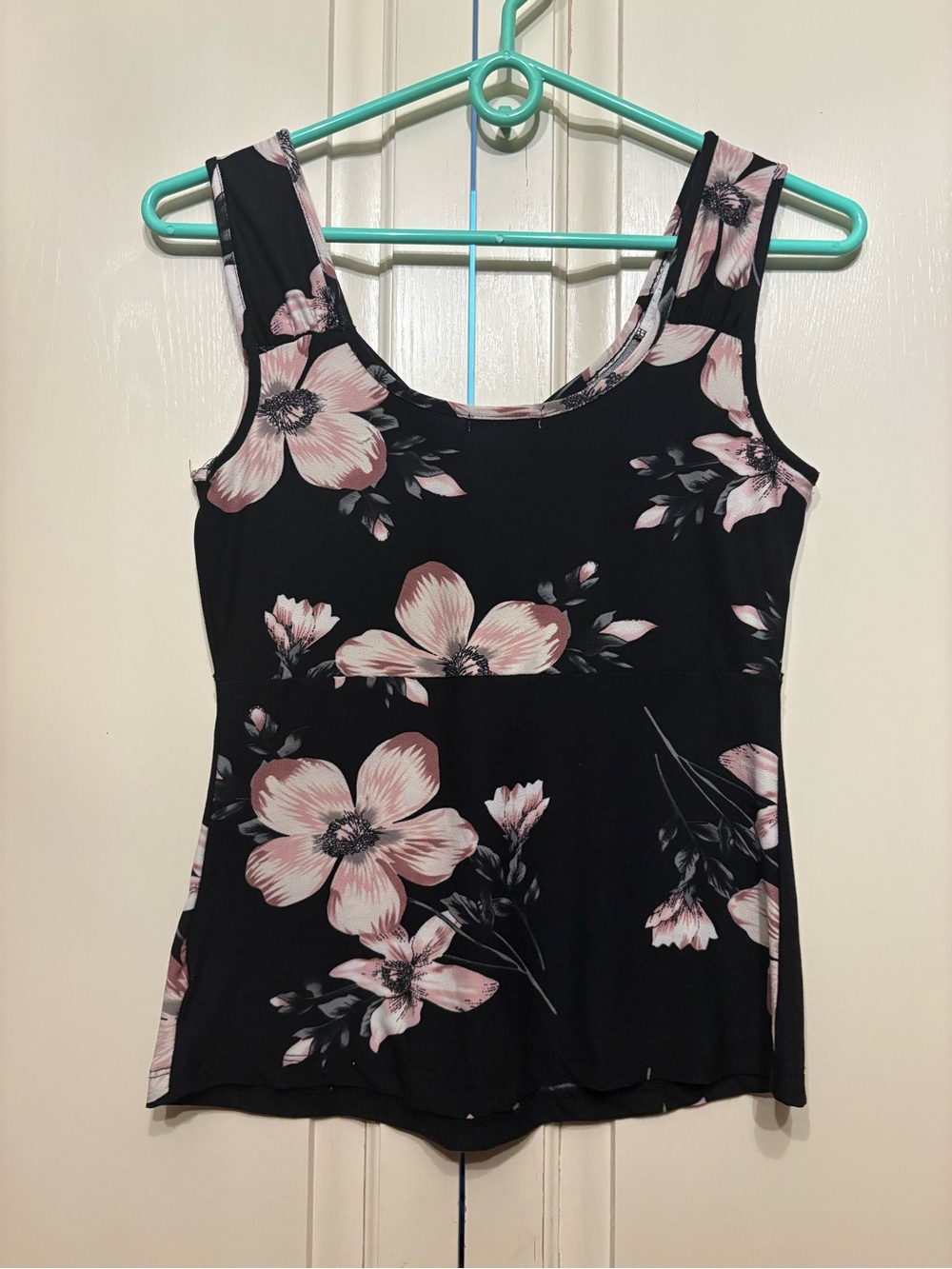 VINTAGE Y2K~ FLORAL TANK TOP LIKE NEW 🛍️🔥 - Picture 2 of 4